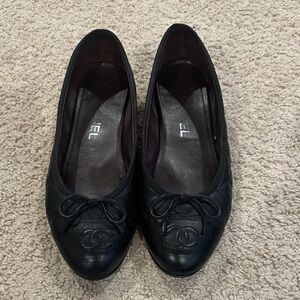 Elegant Chanel Black Leather Ballet Flats